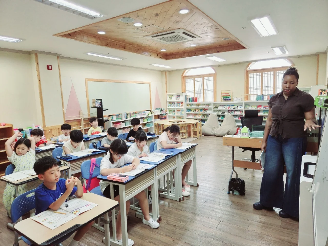 원어민 선생님과 함께하는 방학캠프 교실 수업