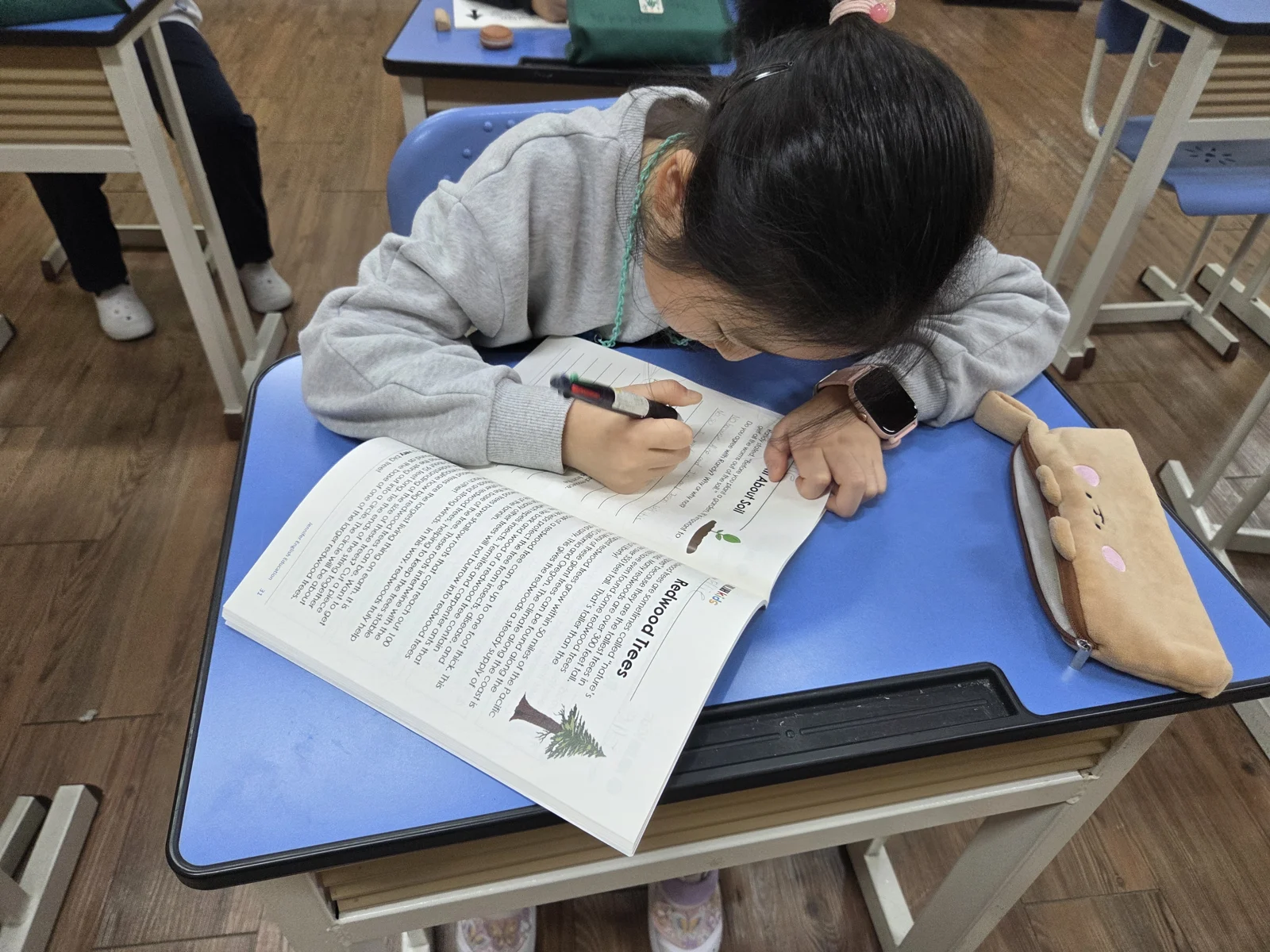 워크북에 집중하는 아이