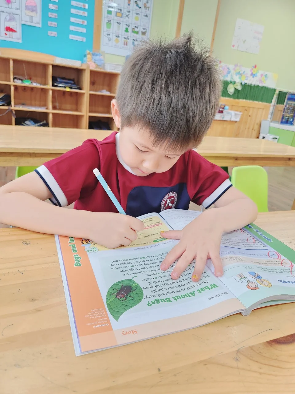 영어책에 집중하는 아이